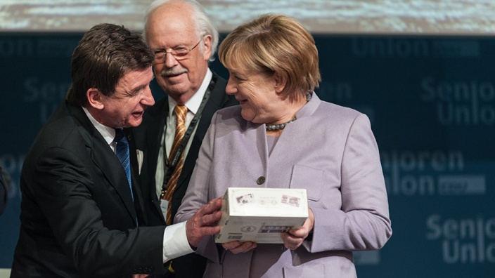 Überreichung eines Präsentes an die Bundeskanzlerin und Bundesvorsitzende der CDU - Heinz Soth, Prof. Dr. Otto Wulff, Dr. Angela Merkel (v.l.n.r.)