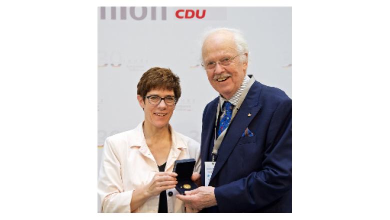 Verleihung der ersten Goldenen Konrad-Adenauer-Medaille an Prof. Dr. Otto Wulff